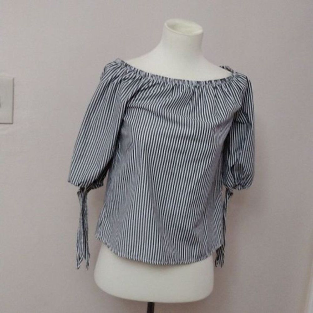 ❤️3/$15❤️  Speed Limit MPH  Juniors Off the Shoulders Pinstripe Top size Small